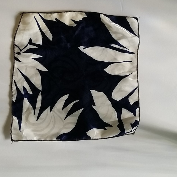 Lago necktie and pocket square - Picture 7 of 9